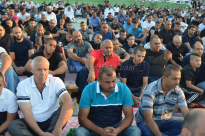 بالفيديو: أهالي مدينة اللد يحيون صلاة العيد الموحّدة في السوق البلدي بالمدينة 